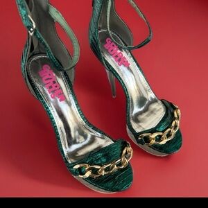 Stylish Green Heels with Gold Chain Accent